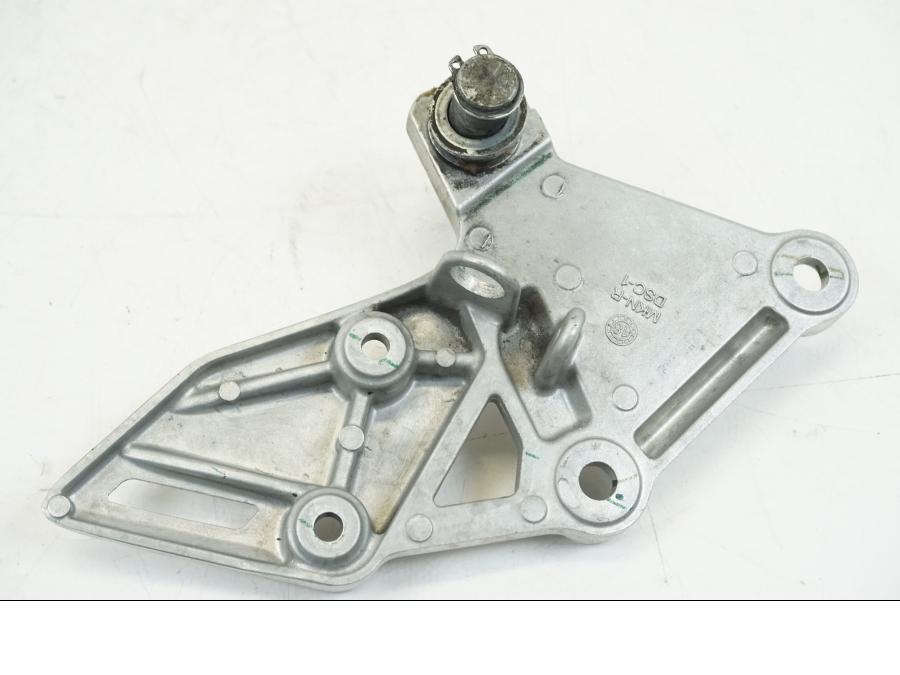 Vänster sida på Fotpinnefäste från en Honda CBR 650 R -2019 motorcykel.