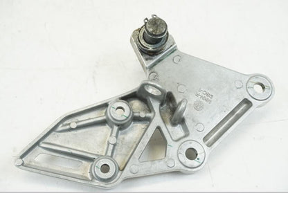 Vänster sida på Fotpinnefäste från en Honda CBR 650 R -2019 motorcykel.