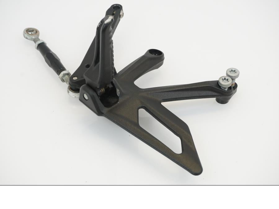 Höger sida på Fotpinnefäste från en KTM 1290 Super Duke -2020 motorcykel.