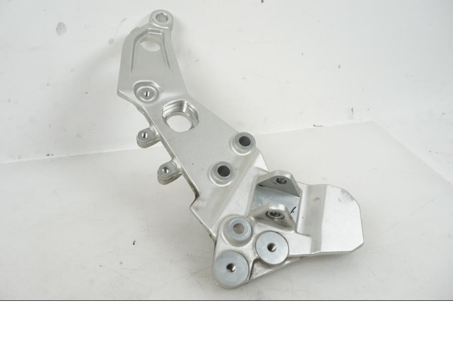 Framsidan på Fotpinnefäste från en BMW F 750 GS -2019 motorcykel.