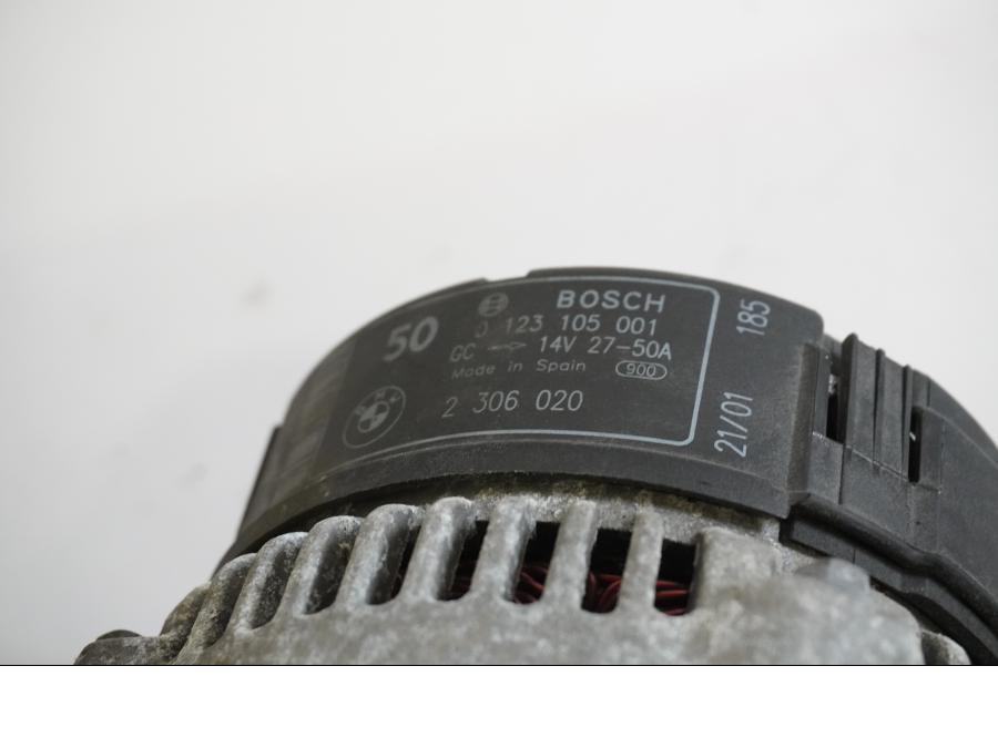 Höger sida på Generator från en BMW R 1150 RS -2002 motorcykel.