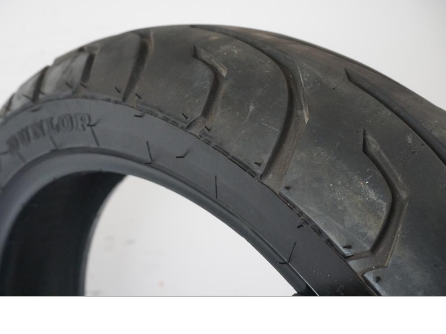 Extrabild5 på <p>Begagnad däck av märket Dunlop och modell Arrowmax StreetSmart.</p>

<p>Märke från inbromsning se bild.</p>

<p>Dimension 130/70-17 M/C 62H. </p>

<p>Mönsterdjup ca: 5,10mm.</p>

<p>Mönsterdjup yttre kant ca: 5,50mm.</p>

<p>Tillv: vecka 40 år 2018.</p> moped.