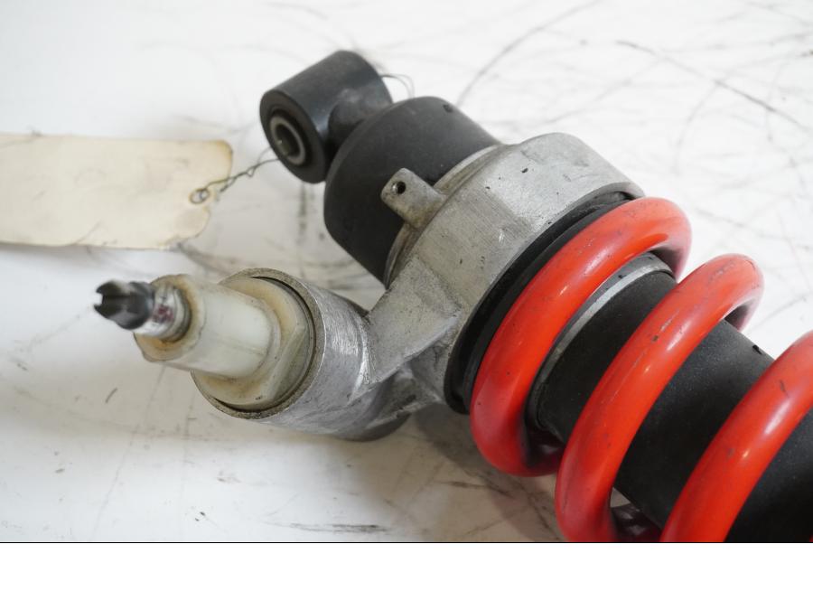 Baksidan på Stötdämpare från en Triumph Sprint ST -2005 motorcykel.