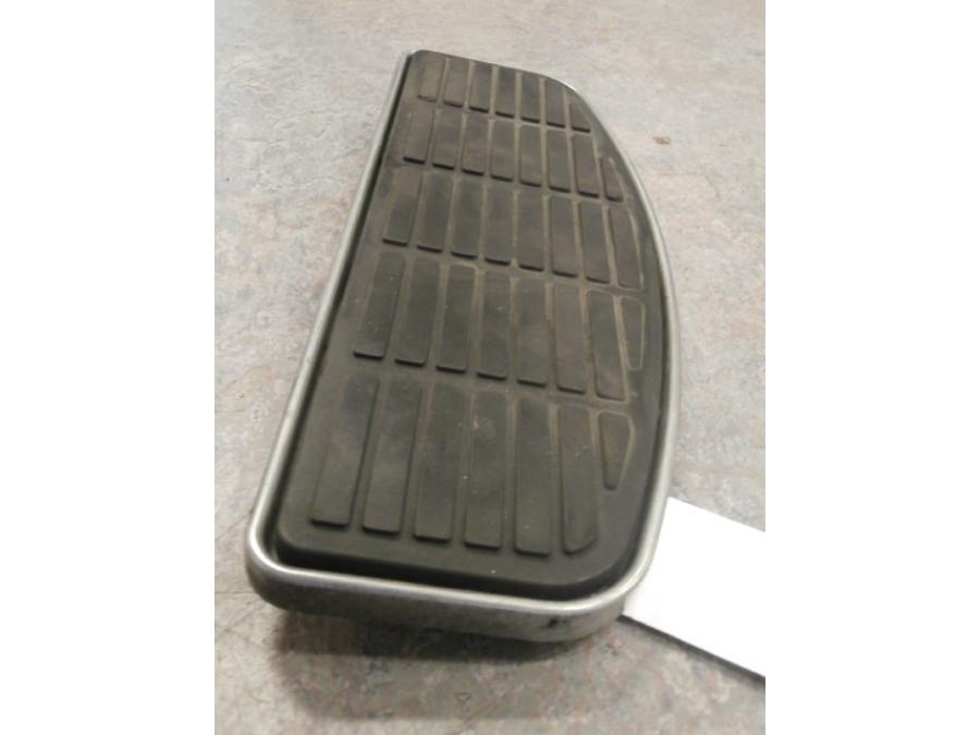 Snett uppifrån på Fotplatta från en Suzuki VLR 1800 -2008 motorcykel.