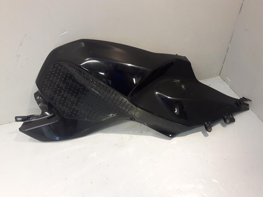 Framsidan på Bensintankskåpa från en BMW K 1200 S -2008 motorcykel.