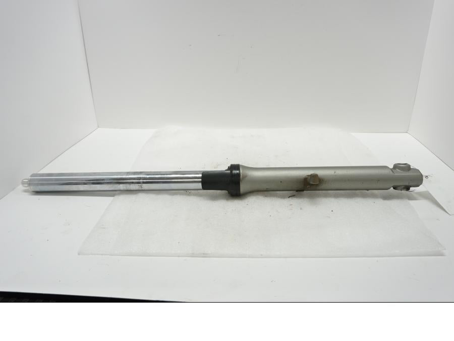 Framsidan på Gaffelben från en Yamaha TDM 900 -2002 motorcykel.