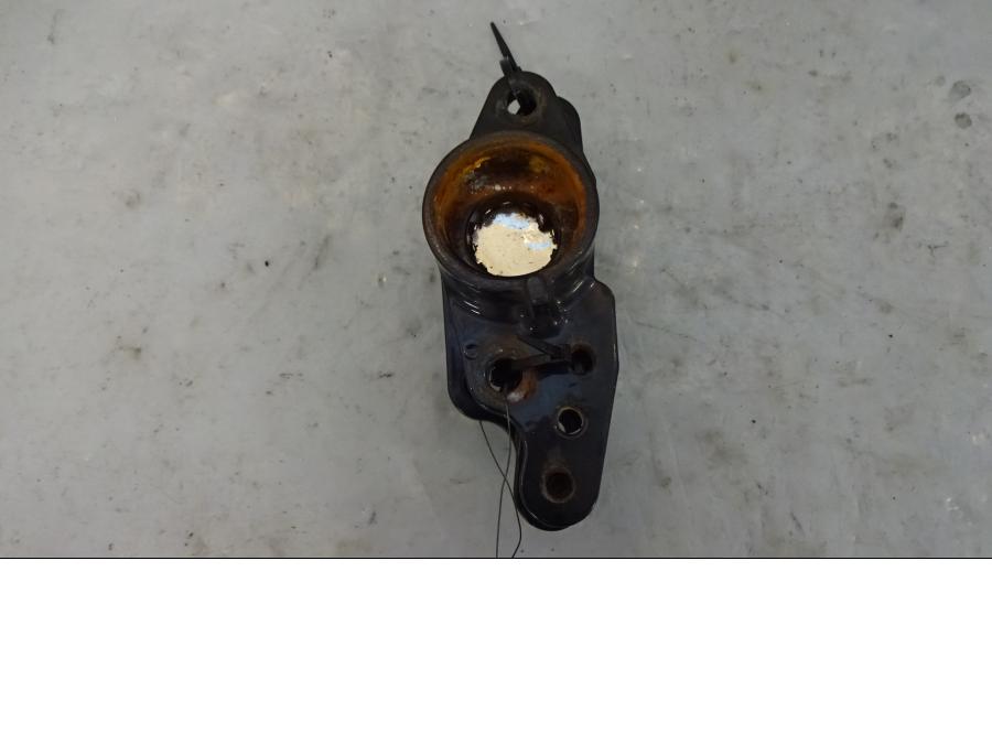 Framsidan på Fotpinnefäste inre från en H-D Touring Road King Custom FLHRSI -2004 motorcykel.