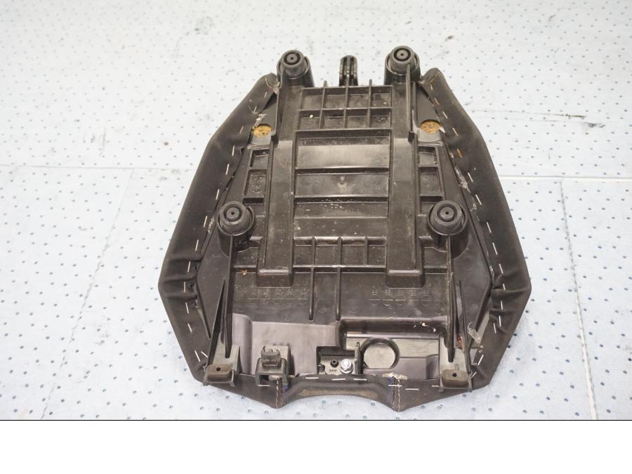 Vänster sida på Sadel från en Yamaha MT-09 Tracer -2019 motorcykel.