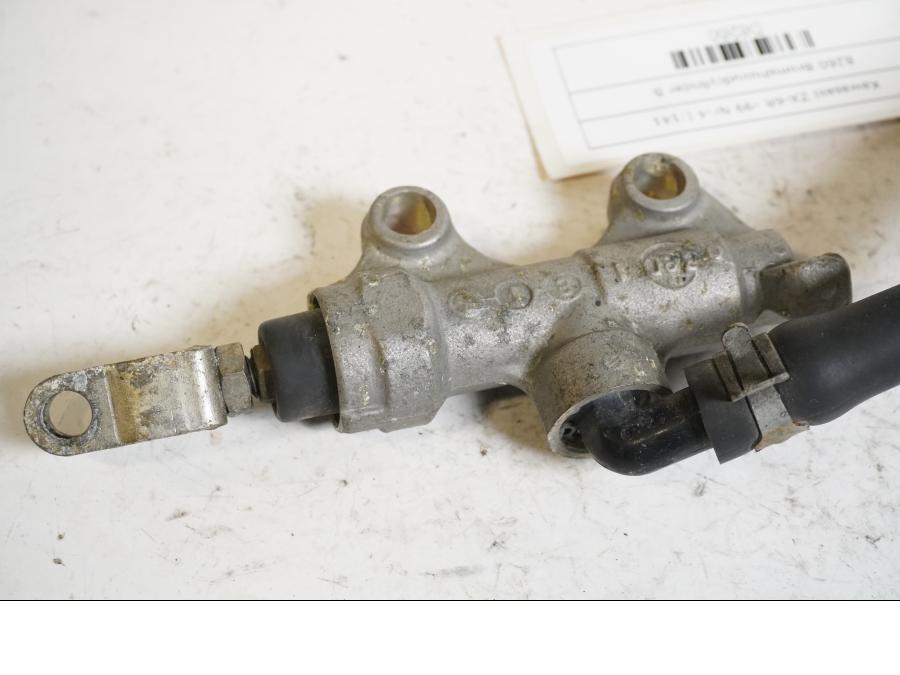 Vänster sida på Bromshuvudcylinder från en Kawasaki ZX-6R -1999 motorcykel.