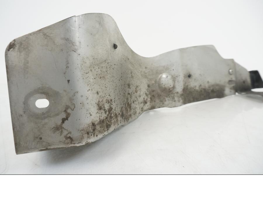 Vänster sida på Värmeskydd från en Honda XL 1000 V -2008 motorcykel.