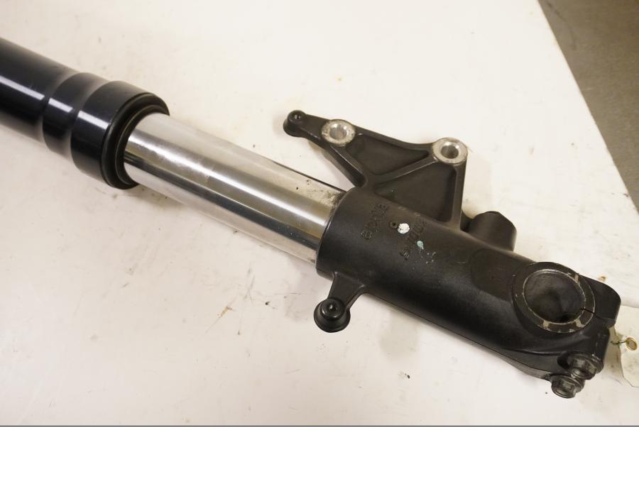 Vänster sida på Gaffelben från en Aprilia SL 1000 Falco -2000 motorcykel.