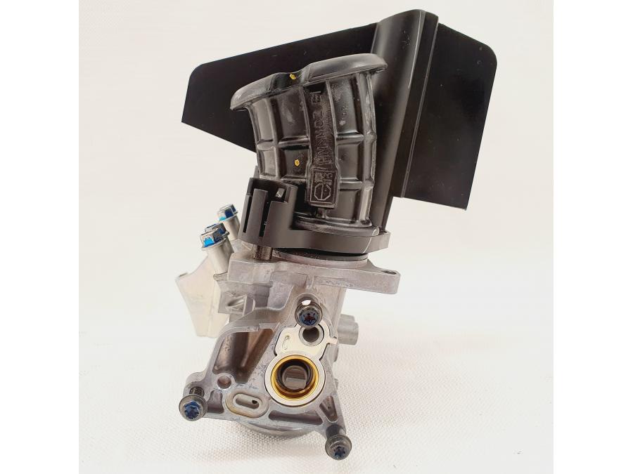 Vänster sida på Spjällhus från en Honda CB 500 F -2013 motorcykel.