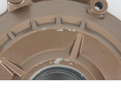 Snett nerifrån på Generatorkåpa från en BMW S 1000 R -2021 motorcykel.