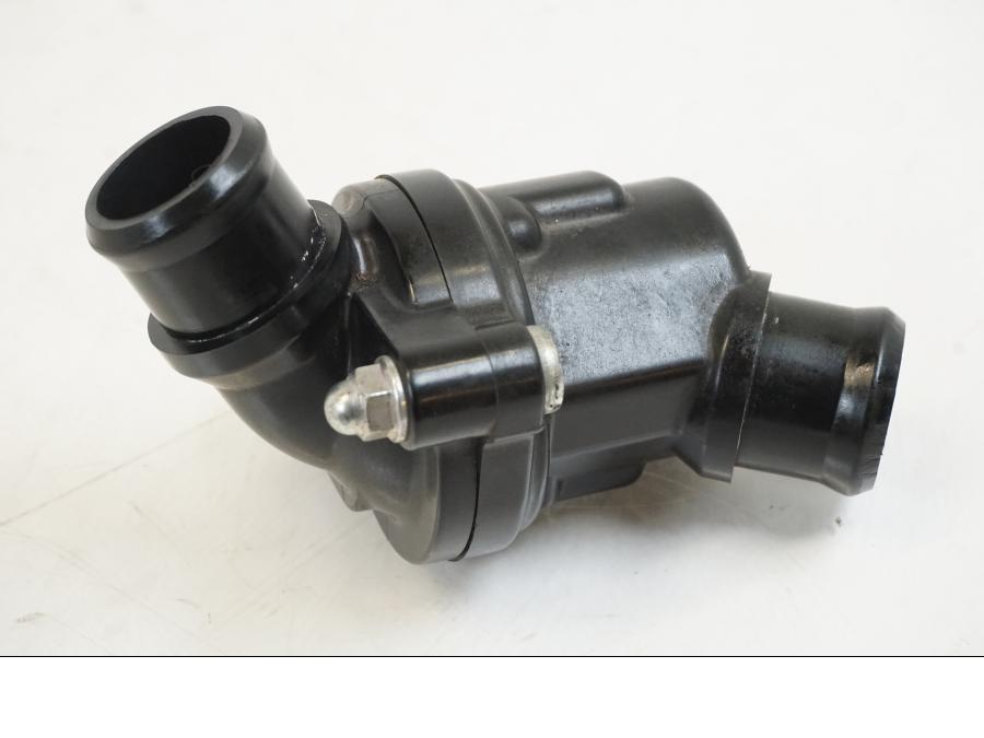 Höger sida på Vattentermostathus från en Yamaha YZF 1000 R1 -2009 motorcykel.