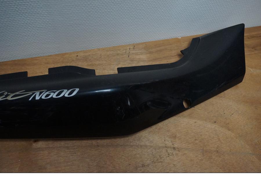 Baksidan på Bakvinge från en Suzuki GSF 600 -1995 motorcykel.