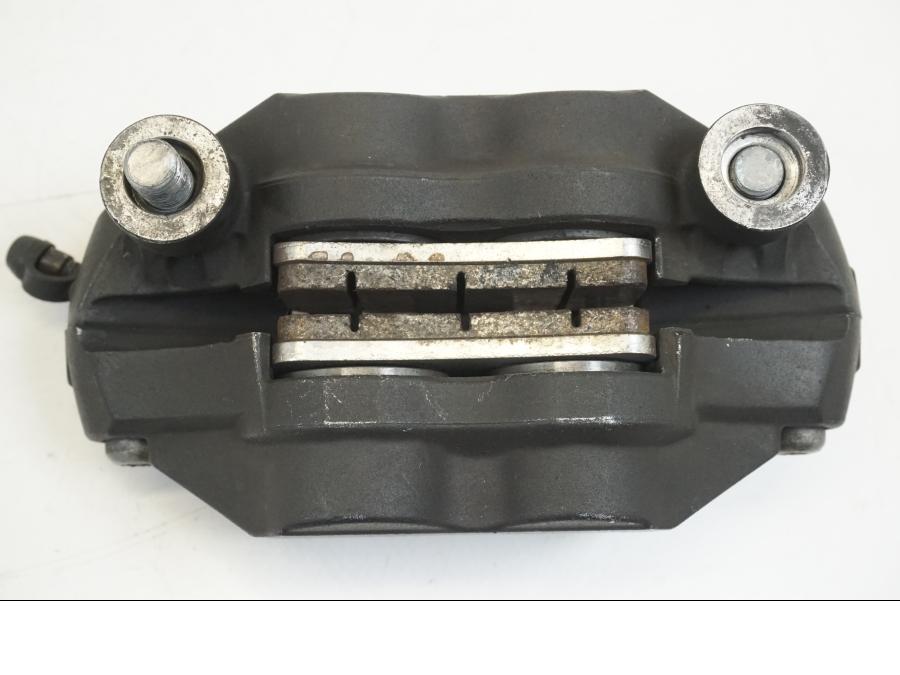 Snett nerifrån på Bromsok från en Suzuki GSX-R 1000 -2005 motorcykel.