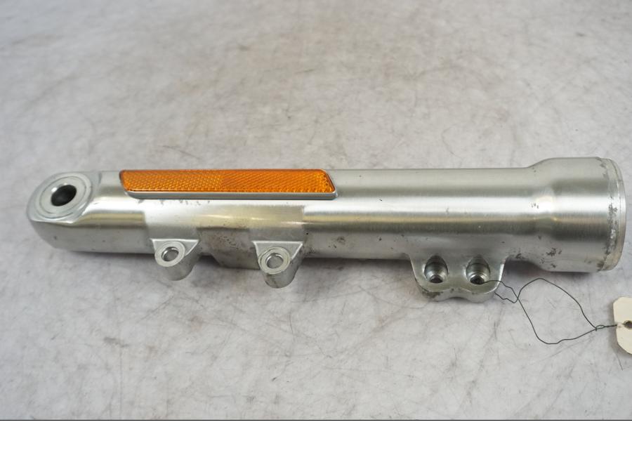 Framsidan på Gaffelben från en H-D V-Rod 1130 -2002 motorcykel.