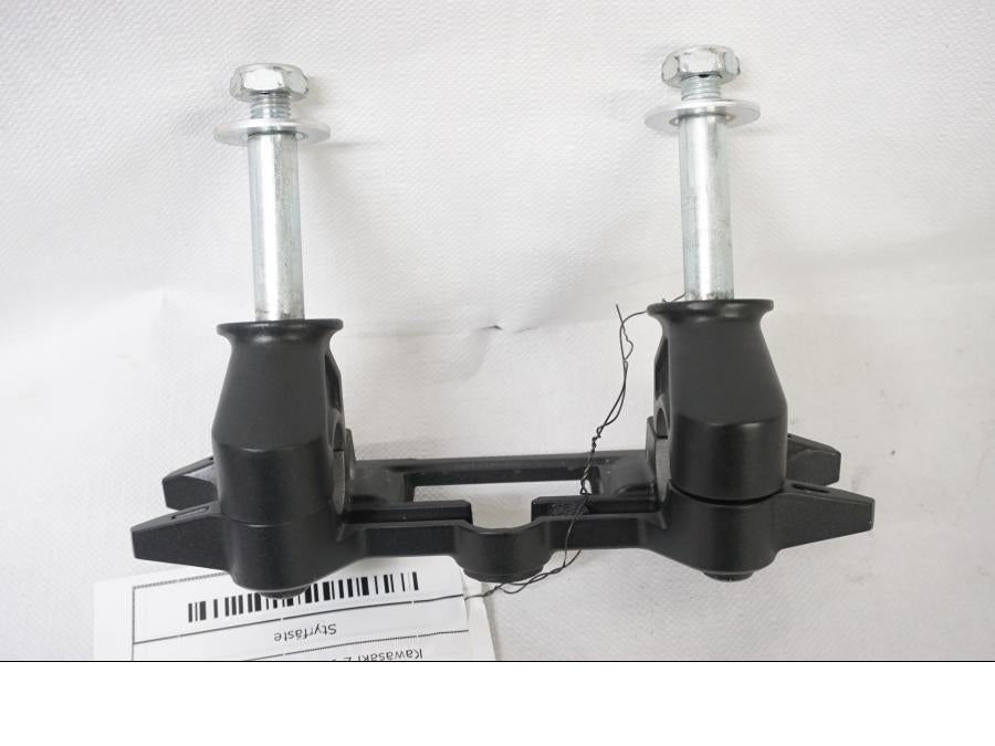 Framsidan på Styrfäste från en Kawasaki Z 900 -2020 motorcykel.