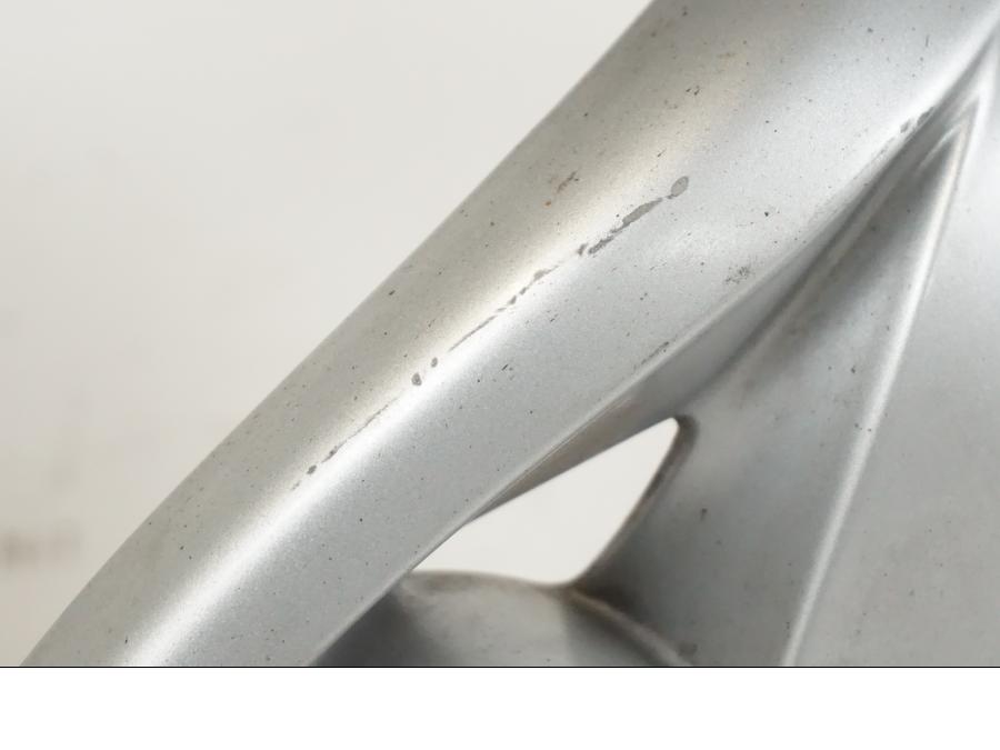 Höger sida på Fälg från en BMW F 650 CS -2002 motorcykel.