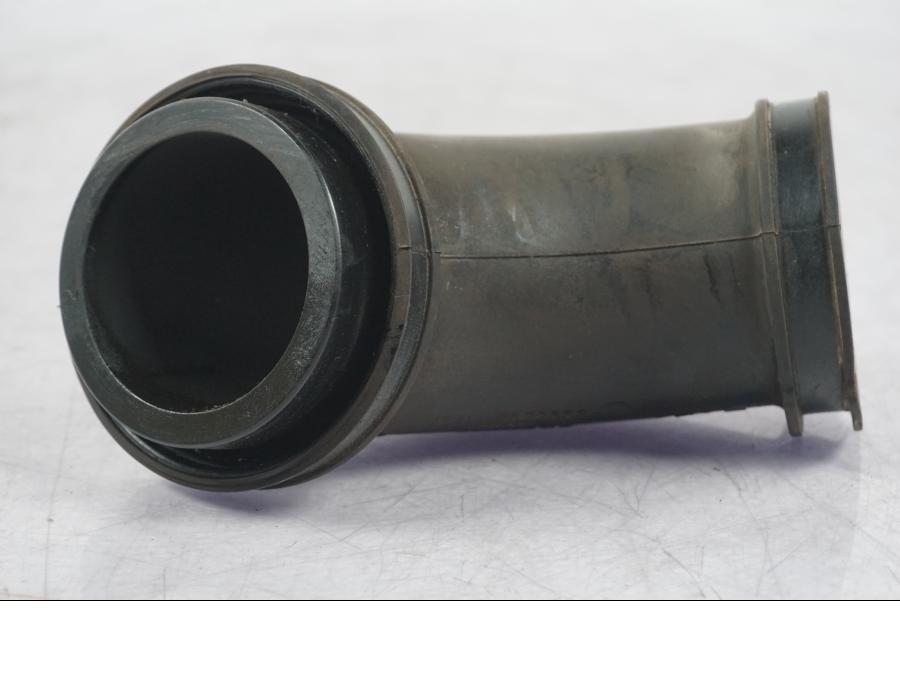 Snett nerifrån på Luftrör från en BMW R 1200 GS -2005 motorcykel.