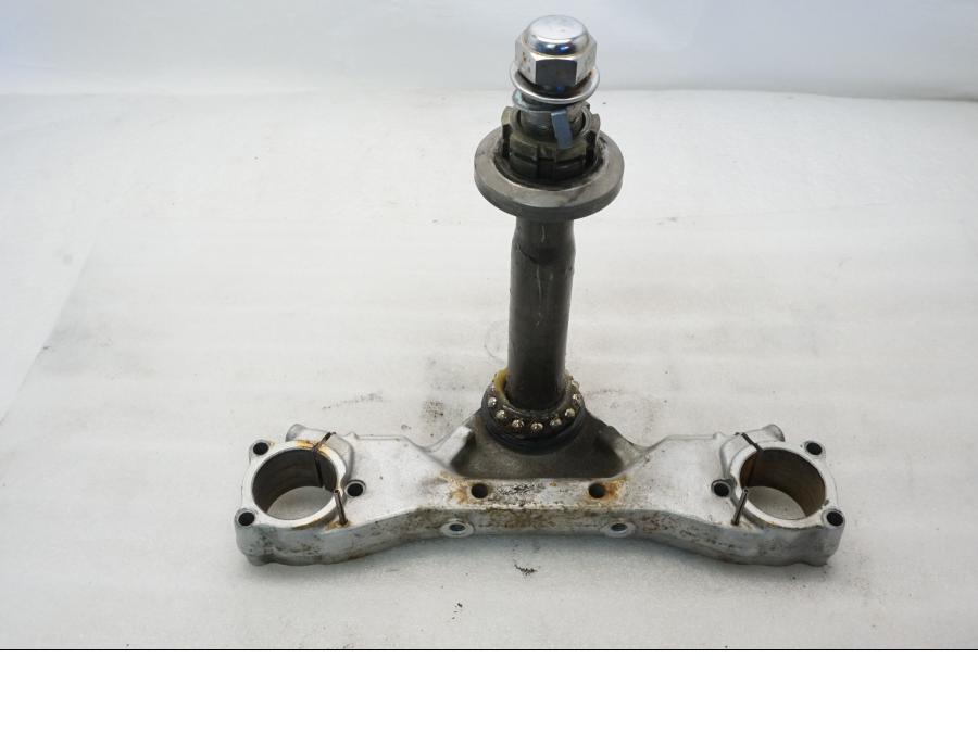 Framsidan på Gaffelkrona från en Yamaha XVS 650 -1999 motorcykel.