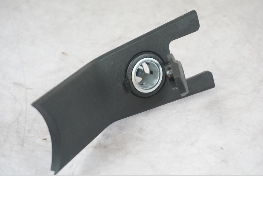 Snett nerifrån på Instrumentpanelkåpa från en KTM 1290 Super Adventure S -2022 motorcykel.