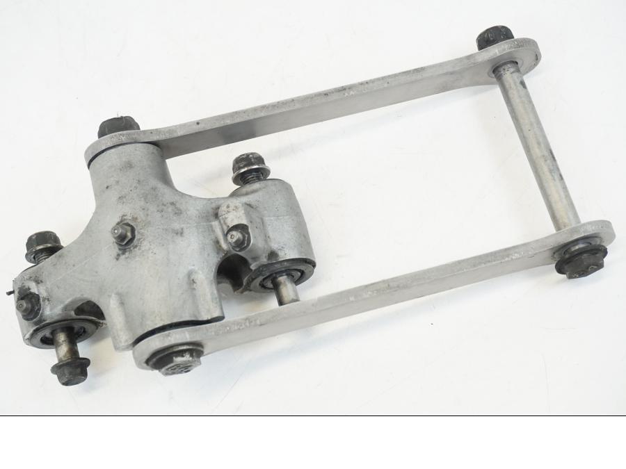 Snett nerifrån på Stötdämparlänkage från en Kawasaki ZX-12R -2000 motorcykel.