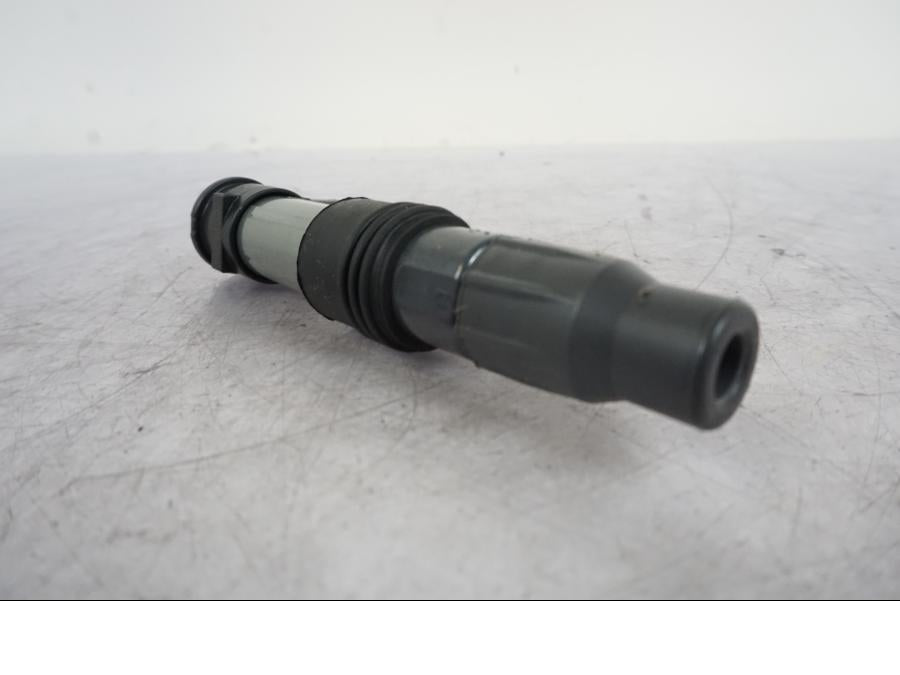 Höger sida på Tändspole från en KTM 1290 Super Duke R -2023 motorcykel.