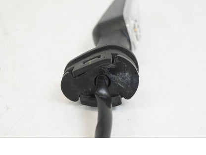 Snett nerifrån på Blinkers LED från en Yamaha YZF R7 -2022 motorcykel.