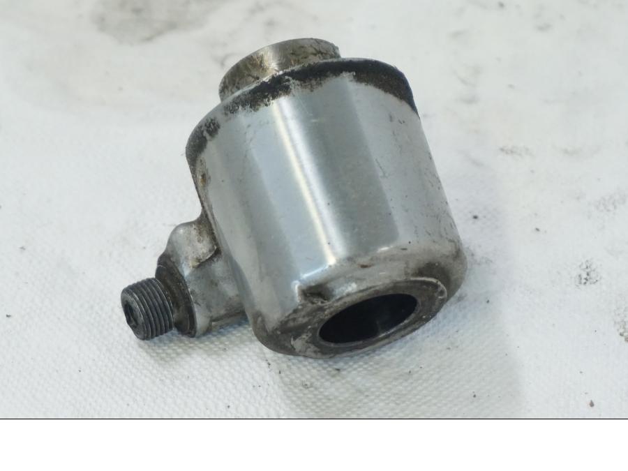 Snett nerifrån på Hastighetsdrivning från en Kawasaki VN 1500 -1996 motorcykel.