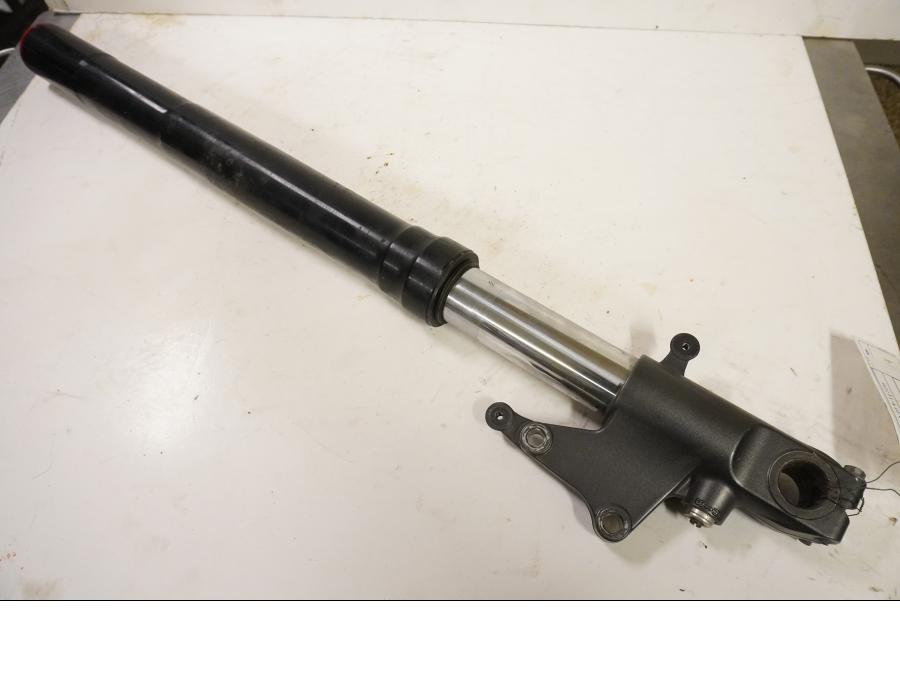 Framsidan på Gaffelben från en Aprilia RSV 1000 -2003 motorcykel.