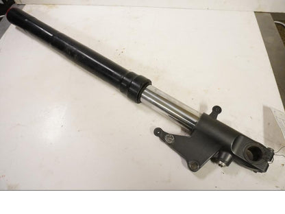 Framsidan på Gaffelben från en Aprilia RSV 1000 -2003 motorcykel.