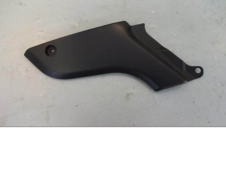 Framsidan på Bensintankskåpa från en Yamaha FJR 1300 -2003 motorcykel.