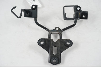 Vänster sida på Instrumentpanelsfäste från en Kawasaki ER-6N ABS -2010 motorcykel.