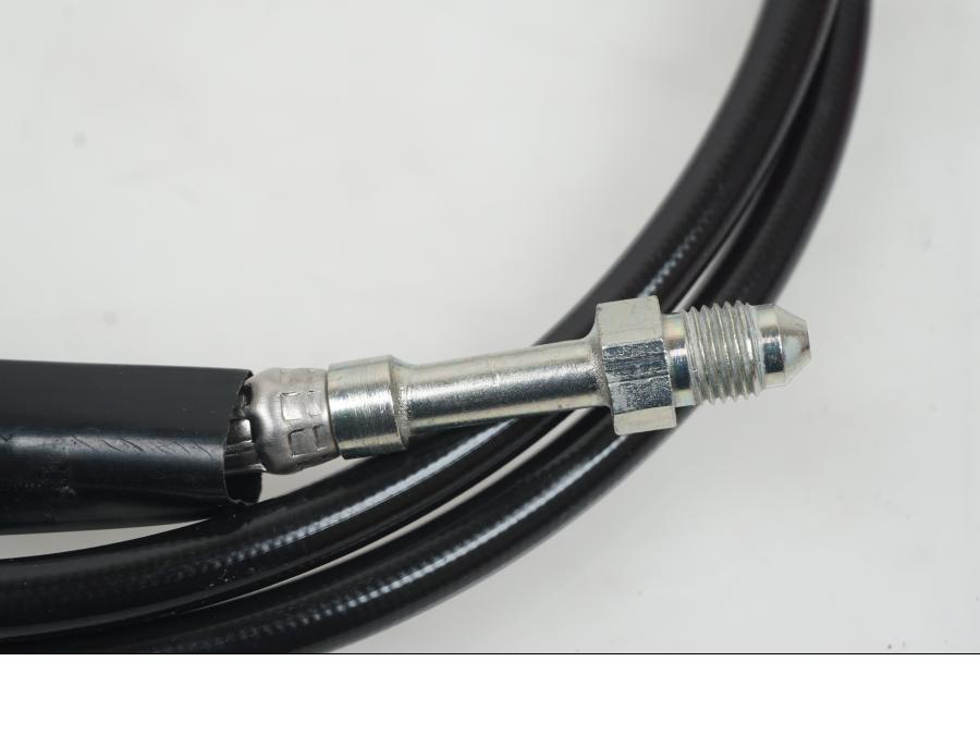 Vänster sida på Bromsledning från en H-D Touring Road King Classic FLHRCI -2014 motorcykel.