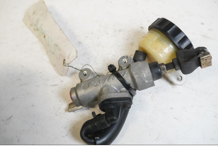 Framsidan på Bromshuvudcylinder från en Honda CBR 900 RR -2000 motorcykel.