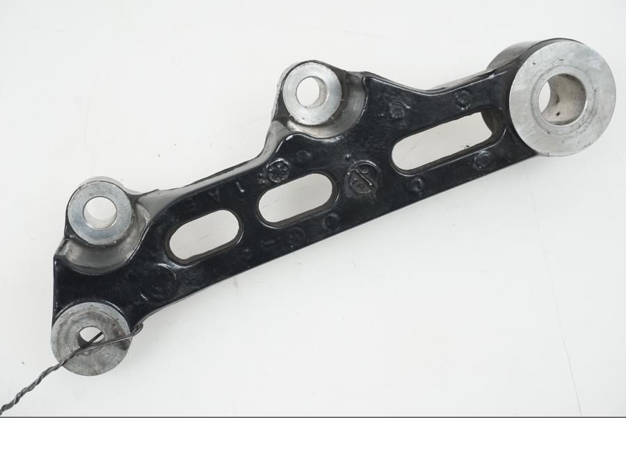 Snett nerifrån på Bromsoksfäste från en Yamaha XJ 900 -1997 motorcykel.