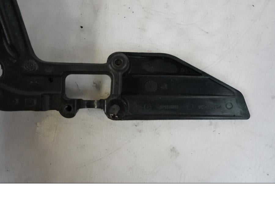 Snett nerifrån på Fotpinnefäste från en KTM 125 Duke -2017 motorcykel.