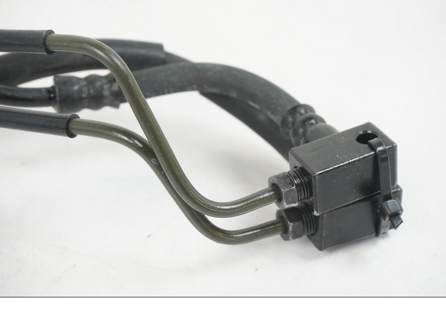 Snett nerifrån på Bromsledning från en Yamaha MT-07 -2019 motorcykel.