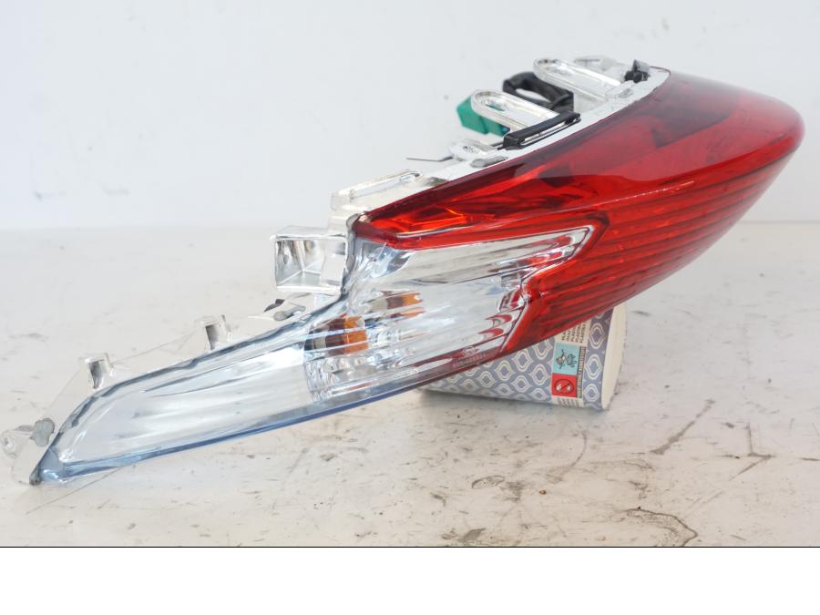 Snett uppifrån på Baklampa från en Kymco Agility 125 -2019 scooter.