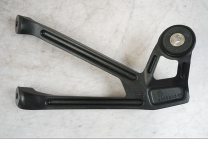 Framsidan på Fotpinnefäste från en BMW S 1000 XR -2019 motorcykel.