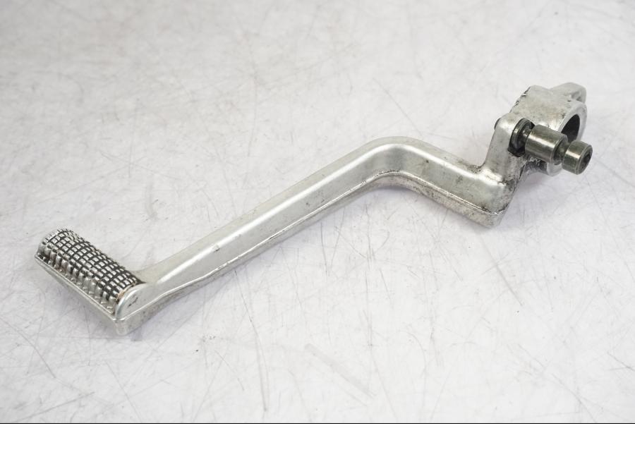 Snett nerifrån på Bromspedal från en Suzuki GSX 1300 RX -1999 motorcykel.