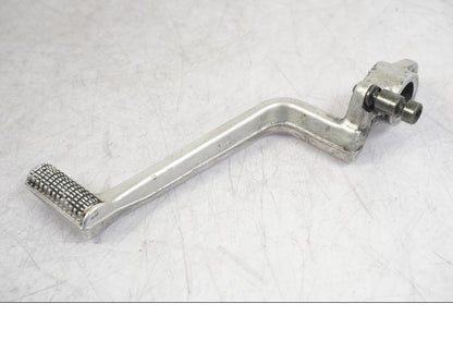 Snett nerifrån på Bromspedal från en Suzuki GSX 1300 RX -1999 motorcykel.