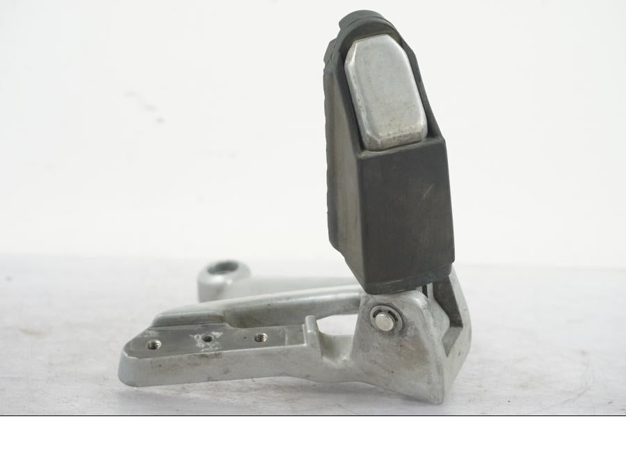 Vänster sida på Fotpinne från en Triumph Tiger Explorer -2013 motorcykel.