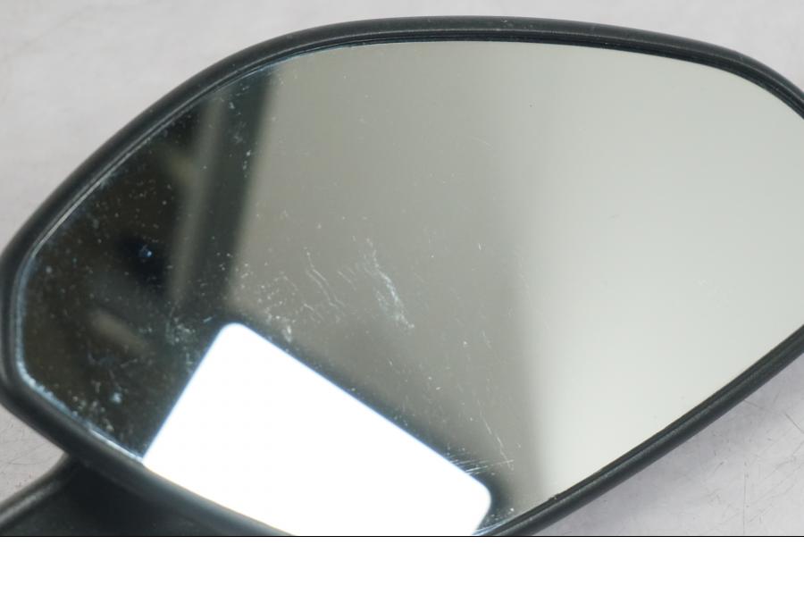 Baksidan på Backspegel från en Ducati Monster 1200 -2014 motorcykel.