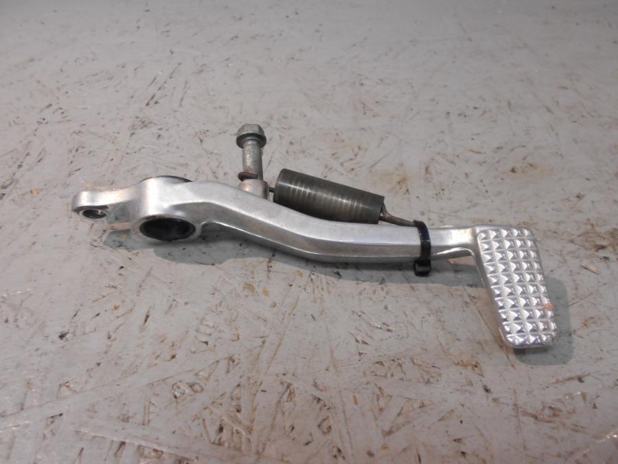 Framsidan på Bromspedal från en Kawasaki ZX-9R -2002 motorcykel.