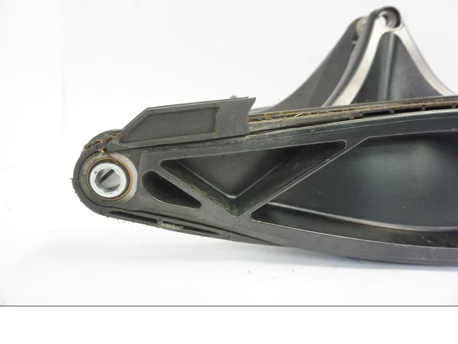 Snett nerifrån på Sving från en KTM 790 Duke -2018 motorcykel.