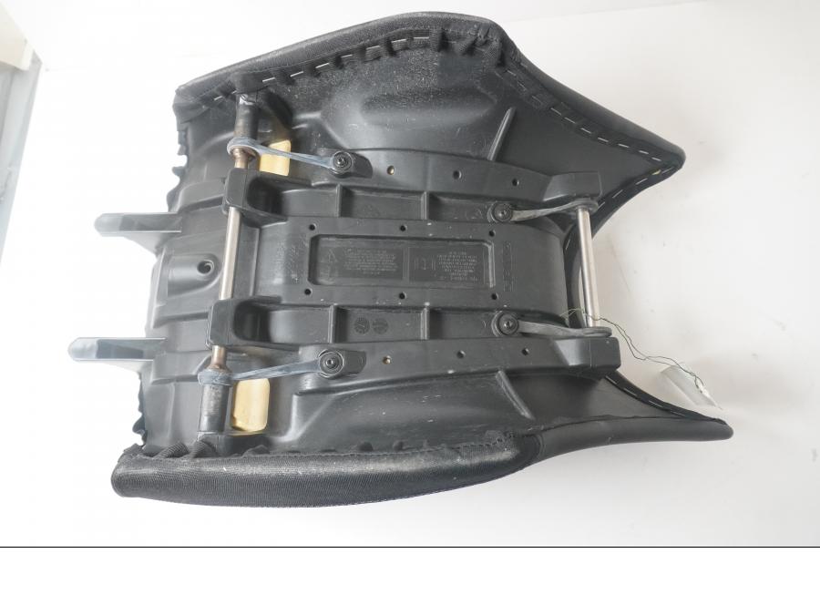 Höger sida på Sadel från en Triumph Tiger -2012 motorcykel.