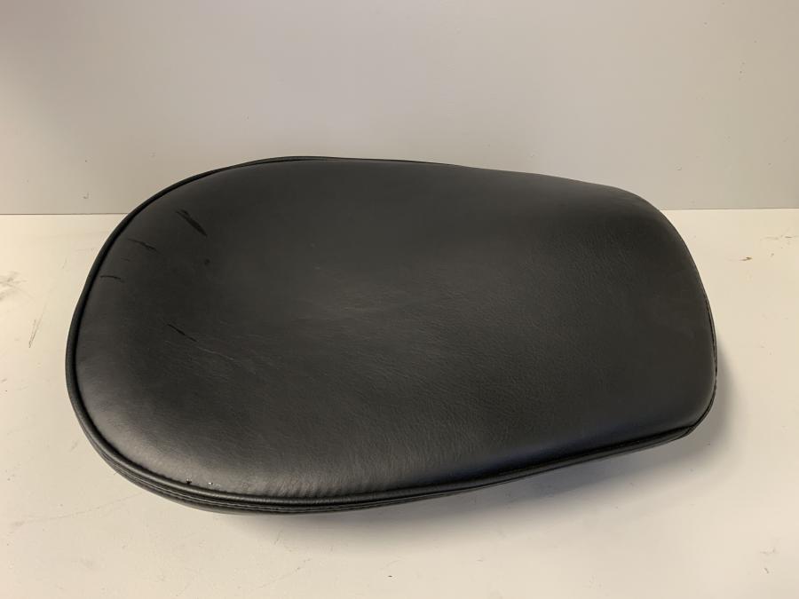 Höger sida på Sadel från en Yamaha XV 1600 -2001 motorcykel.