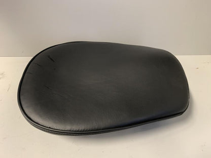 Höger sida på Sadel från en Yamaha XV 1600 -2001 motorcykel.